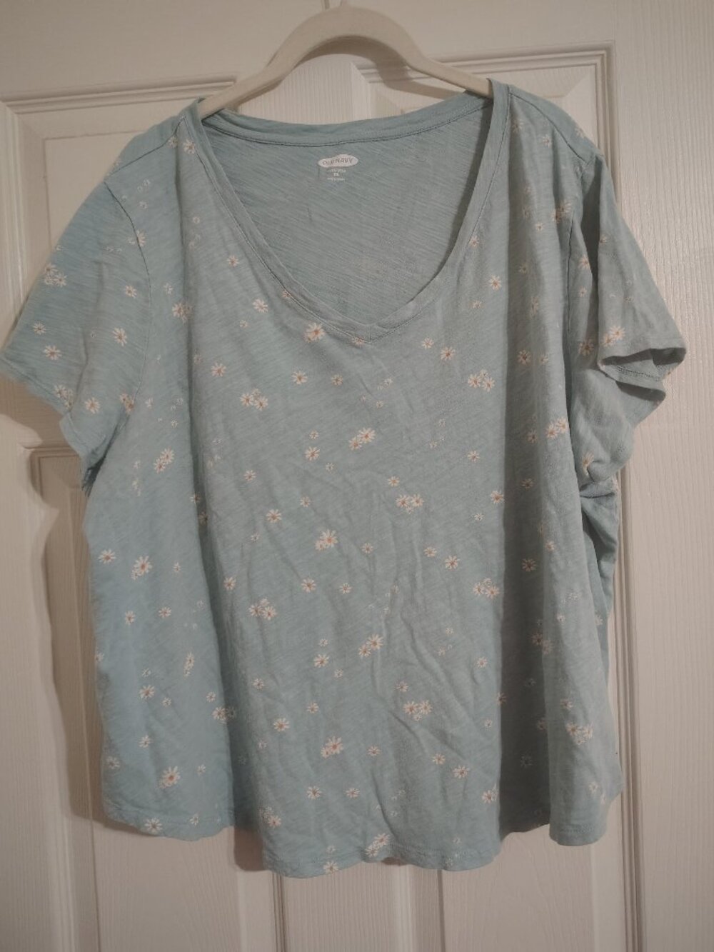 Old Navy Blue with Daisies V-neck XXL